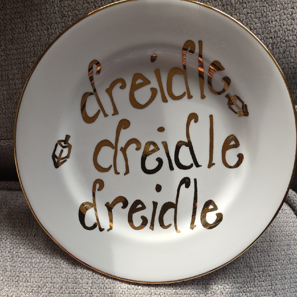 10 Strawberry Street Gold and White Dreidel Plate